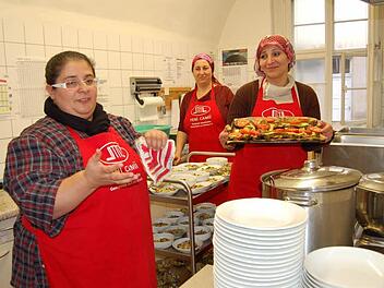 Köchinnen: Birsel Birinci, Zeynep Atesli und Derya Sarikaya (von links) vor dem Servieren des Essens, das sie zubereitet haben.Foto: Helke Renner
