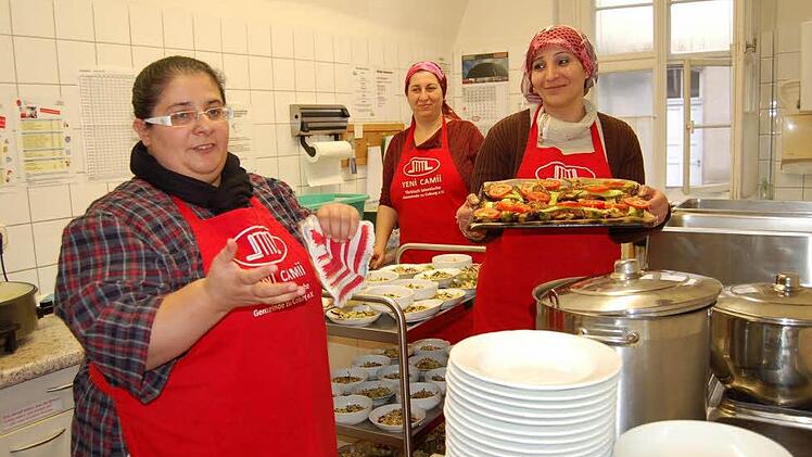 Köchinnen: Birsel Birinci, Zeynep Atesli und Derya Sarikaya (von links) vor dem Servieren des Essens, das sie zubereitet haben.Foto: Helke Renner