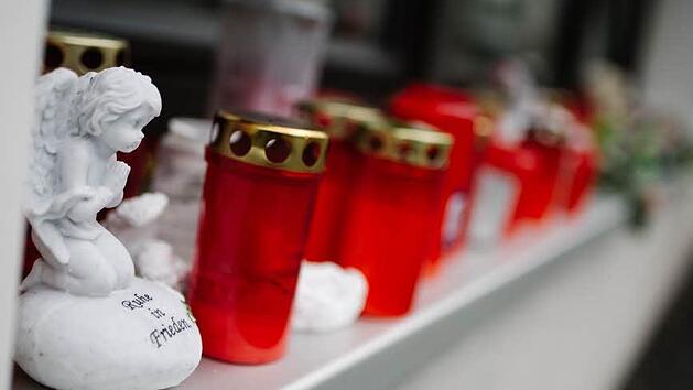 Stille Anteilnahme: Vor dem Haus in Wallenfels erinnern Kerzen und kleine Engel an ein schreckliches Verbrechen. Foto: Hendrik Steffens