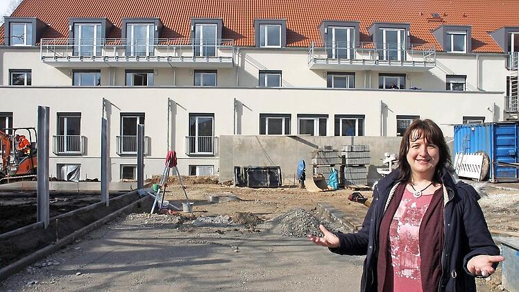Martina Lutter vom Caritas-Kreisverband auf der Staffelsteiner Großbaustelle an der Ecke Victor-von-Scheffel-Straße/Am Kreuzberg. In den Räumen hinter der grauen Betonwand entstehen derzeit die Räume der ersten Senioren-WG für Demenzkranke im Landkreis.  Foto: Andreas Schmitt