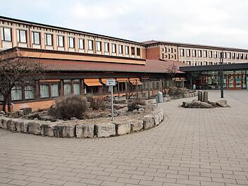 Die Fassade der Adalbert-Stifter-Schule steht unter Denkmalschutz und darf bei der geplanten Sanierung nicht verändert werden.  Foto: Josef Hofbauer