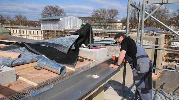 Peter R&ouml;mmelt von der Spenglerei Wolf aus Donnersdorf ist einer der vielen Handwerker, die aktuell am Luitpoldbad arbeiten. Foto: Ralf Ruppert
