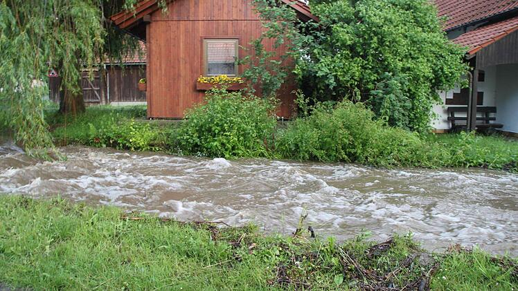 Überschwemmung der Ortsdurchfahrt des Neuenmarkter Ortsteils Schlömen. Foto: Dagmar Besand