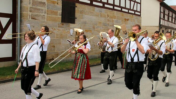 Angeführt von den Gastgebern, der nun 50 Jahre alten Blaskapelle Neundorf mit ihrer Dirigentin Carmen Helmprobst, marschierten 15 Kapellen und drei Gesangvereine zum Festplatz. Foto: Bettina Knauth