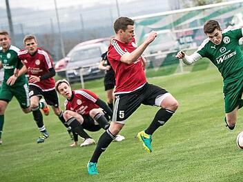 Claudio Bargenda (r.) zeigt in dieser Szene vollen Einsatz. An diesem Spieltag trifft Neudrossenfeld zu Hause auf Memmelsdorf.  Foto: Archiv/Muck