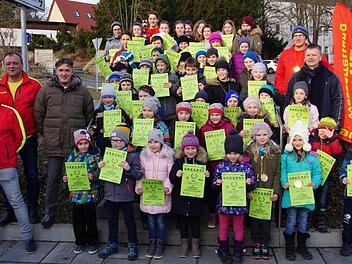 Stolz präsentieren die Kinder ihre Urkunden und Medaillen nach der Siegerehrung der DLRG-Vereinsmeisterschaft durch Vorsitzenden Erwin Reuter (rechts, dunkle Kleidung); vorne links im Bild sind Ausbilder Wolfram Girschke, der eine besondere Ehrung erhielt, technischer Leiter Andreas Mölter und Zweiter Bürgermeister Harald Pascher.Wolfgang Dietz