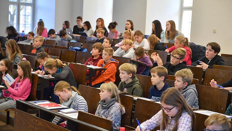 Mit Carmen Enss ging es in der ersten Kinder-Uni-Vorlesung auf eine Reise durch die Baugeschichte der italienischen Stadt Bari. Foto: Ronald Rinklef