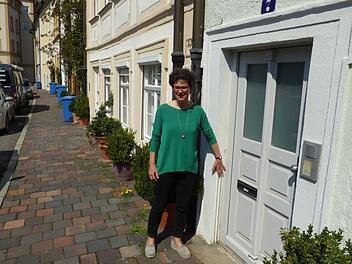 Jutta Behr-Groh kennt die Funktion der Schlitze und weiß, warum diese für die Hausbewohner so wichtig waren.  Foto: Mike Durlacher