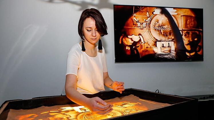 Die "Queen of Sand" Irina Titova zeigt einen Ausschnitt aus ihrem Programm "In 80 Bildern um die Welt" am Mittwoch bei der Mediengruppe Oberfranken. Foto: Matthias Hoch