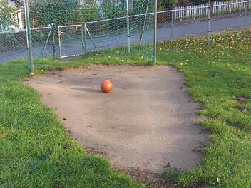 Insbesondere vor den Toren auf dem Bolzplatz am Spielplatz ist der Rasen abgetreten. Nun wird Rollrasen verlegt.  Foto: Hilmar Ruppert