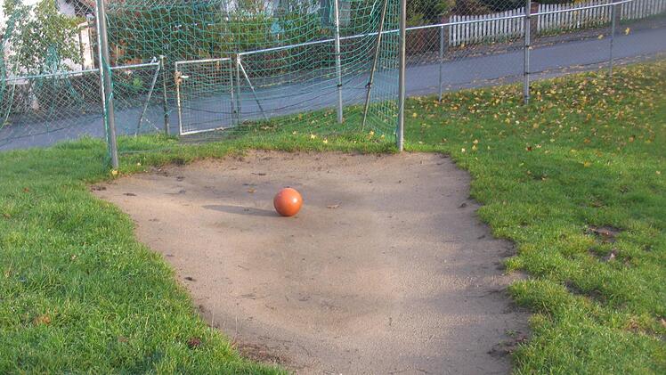 Insbesondere vor den Toren auf dem Bolzplatz am Spielplatz ist der Rasen abgetreten. Nun wird Rollrasen verlegt.  Foto: Hilmar Ruppert