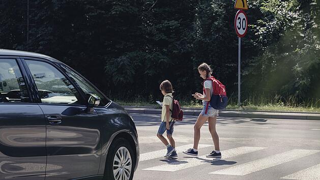 Kind (7) im Kreis N&uuml;rnberger Land von Auto erfasst und verletzt - Falschparker verdeckten Sicht auf Zebrastreifen