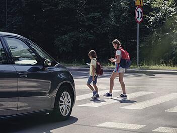 Kind (7) im Kreis Nürnberger Land von Auto erfasst und verletzt - Falschparker verdeckten Sicht auf Zebrastreifen