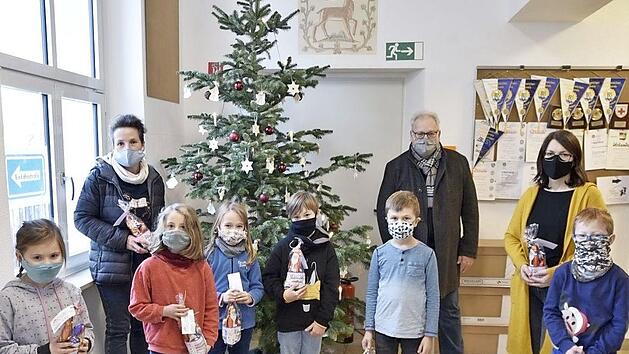 B&uuml;rgermeister Claus Bittenbr&uuml;nn &uuml;berraschte Kinder in K&ouml;nigsberg mit einem Nikolausp&auml;ckchen. Foto: Gerold Snater