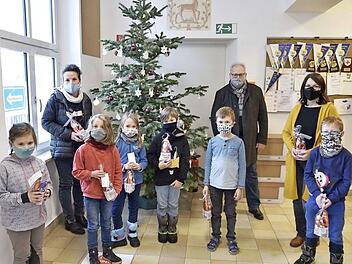 Bürgermeister Claus Bittenbrünn überraschte Kinder in Königsberg mit einem Nikolauspäckchen. Foto: Gerold Snater