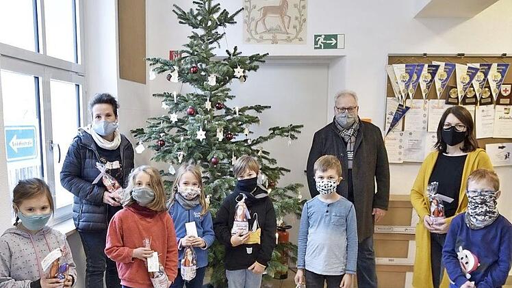 Bürgermeister Claus Bittenbrünn überraschte Kinder in Königsberg mit einem Nikolauspäckchen. Foto: Gerold Snater