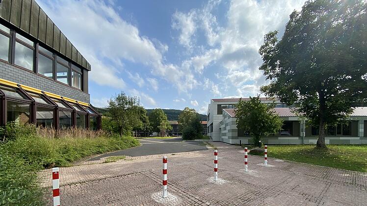 Mindestens einer der Pfosten zwischen Gymnasium und der Hightech-Mittelschule sollte spätestens mit Dienstschluss des Hausmeisters zur besseren Durchfahrt für Feuerwehr und Rettungsdienste "umgelegt" werden - auch um mögliche abendliche "Deals" durch die Polizei besser überwachen zu können, regten Vater und Sohn Scheller an. Foto: Hans-Peter Ehrensberger