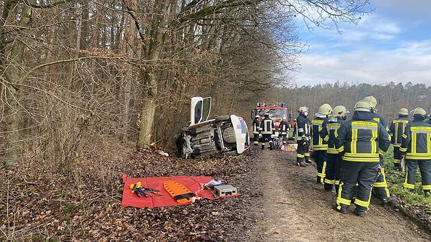 Feuerwehr und Polizei wurden zu einer Unfallstelle nahe M&uuml;hlendorf gerufen. Eine Frau verungl&uuml;ckte dort mit ihrem Auto.