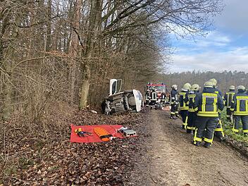 Feuerwehr und Polizei wurden zu einer Unfallstelle nahe M&uuml;hlendorf gerufen. Eine Frau verungl&uuml;ckte dort mit ihrem Auto.
