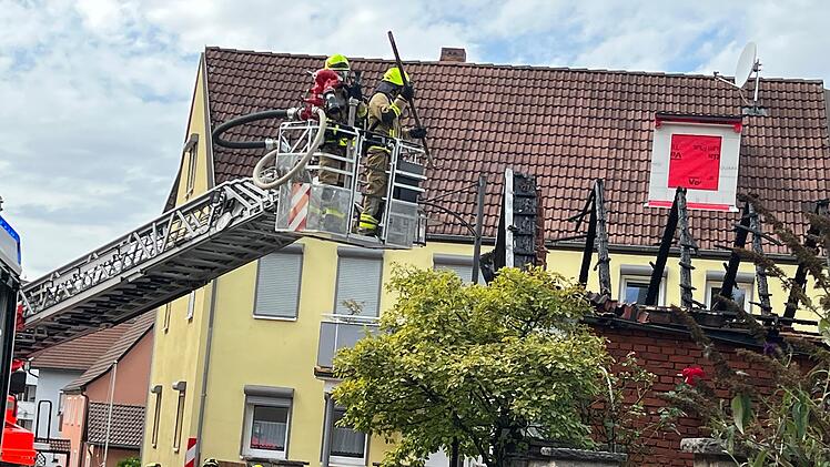 Knall in Waldbrunn zu hören: Wohnhaus gerät in Flammen - zwei Verletzte