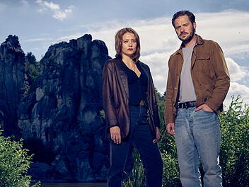 Paula (Hanna Pla&szlig;) und Leon Sch&auml;fer (Jakob Benkhofer) sind nicht nur Schwester und gro&szlig;er Bruder, sondern auch das neue Ermittlerduo im ZDF. Sich gut zu kennen, kann durchaus hilfreich sein, das merken die beiden trotz geschwisterlicher Spannungen w&auml;hrend der Ermittlungen in ihrem ersten Fall im Teutoburger Wald (im Hintergrund die Externsteine).