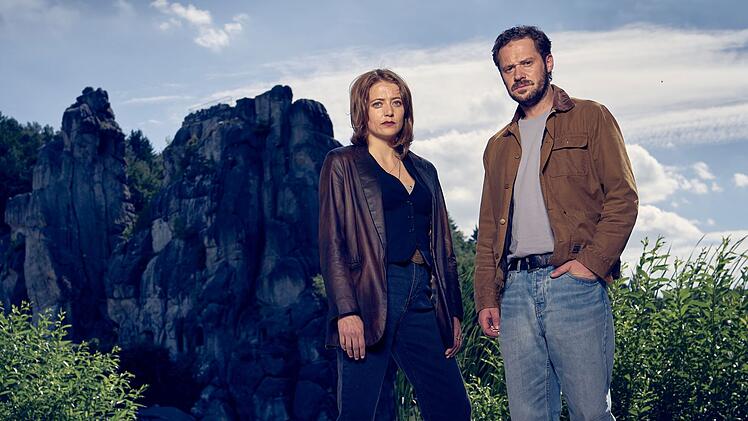Paula (Hanna Pla&szlig;) und Leon Sch&auml;fer (Jakob Benkhofer) sind nicht nur Schwester und gro&szlig;er Bruder, sondern auch das neue Ermittlerduo im ZDF. Sich gut zu kennen, kann durchaus hilfreich sein, das merken die beiden trotz geschwisterlicher Spannungen w&auml;hrend der Ermittlungen in ihrem ersten Fall im Teutoburger Wald (im Hintergrund die Externsteine).