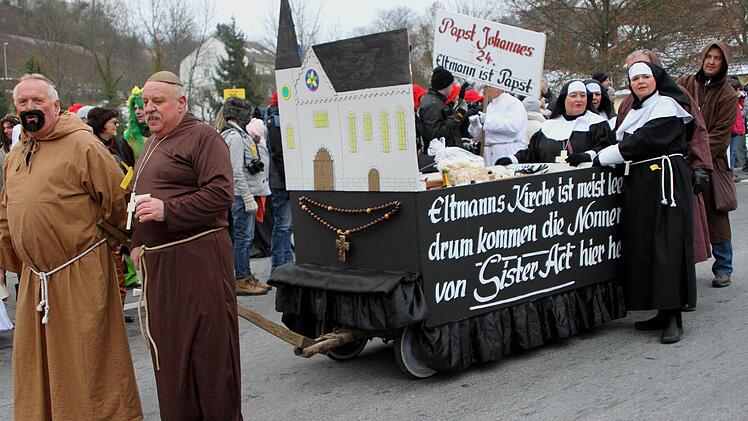 Besser hätte es ja nicht passen können, im Hintergrund das Bild vom Papst-Rücktritt und im Vordergrund der Hinweis auf Eltmanns leere Kirche.