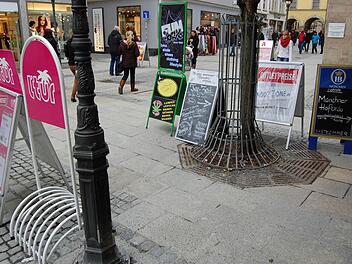 Das Geld liegt für die Stadt zum Teil auch auf der Straße: Die Gebühren für solche Aufsteller steigen auf bis zu 250 Euro im Jahr, je nach Einkaufslage. Damit will die Stadt dafür sorgen, dass die Aufsteller im Straßenbild weniger werden. Foto: Oliver Schmidt