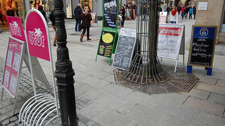 Das Geld liegt für die Stadt zum Teil auch auf der Straße: Die Gebühren für solche Aufsteller steigen auf bis zu 250 Euro im Jahr, je nach Einkaufslage. Damit will die Stadt dafür sorgen, dass die Aufsteller im Straßenbild weniger werden. Foto: Oliver Schmidt