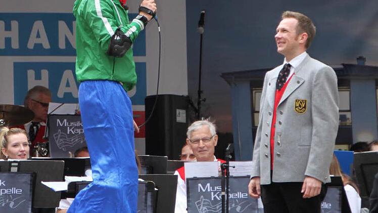 Der Stelzenmann hüpfte bis auf die Bühne zum MSV Modlos.