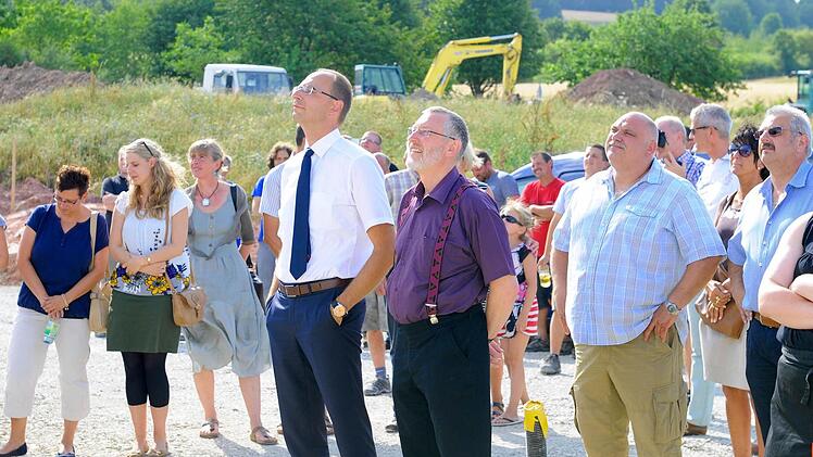 Zahlreiche Besucher verfolgten das Richtfest am Freitagnachmittag. Hier im Bild sind Bürgermeister Waldemar Bug (mit Hosenträgern) und links daneben VR-Bank-Vorstand Rainer Geis zu sehen. Foto: Kathrin Kupka-Hahn