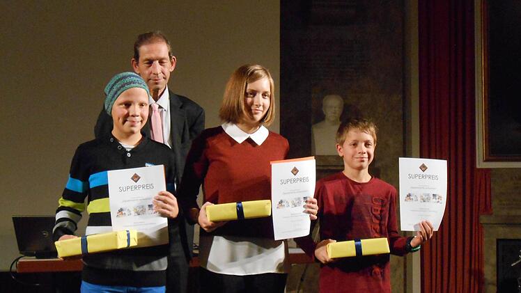 Bei der Preisverleihung durch Ministerialrat Dr. Wolfgangt Ellegast: Anton Brand, Barbara Kufer und Philipp Bauer.  Foto: Doris Bauer