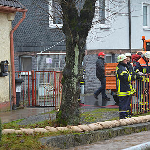 Hochwasser beschaeftigt Kraefte in Sonneberg