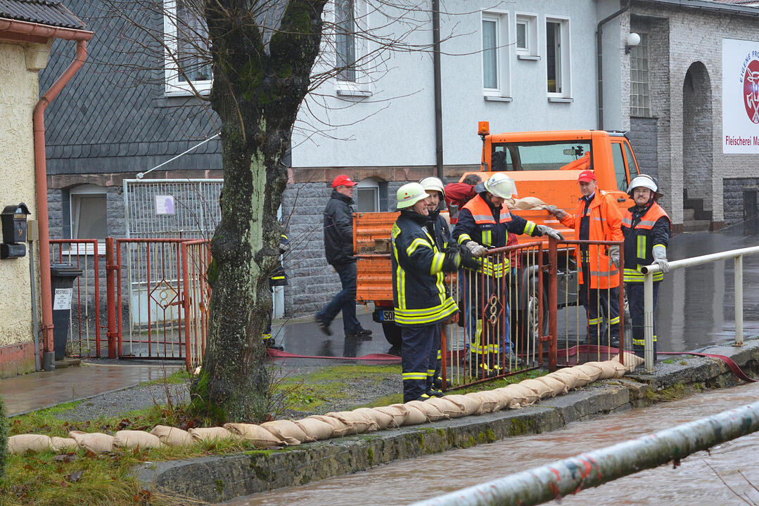 Hochwasser beschaeftigt Kraefte in Sonneberg