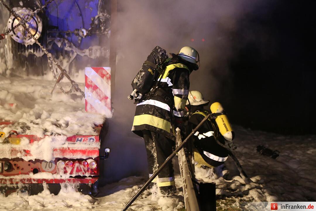 Schwertransport fängt auf A9 Feuer