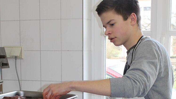 Constantin Wüstenberg lässt die Schweineleber für die Leberwürste durch den Fleischwolf.