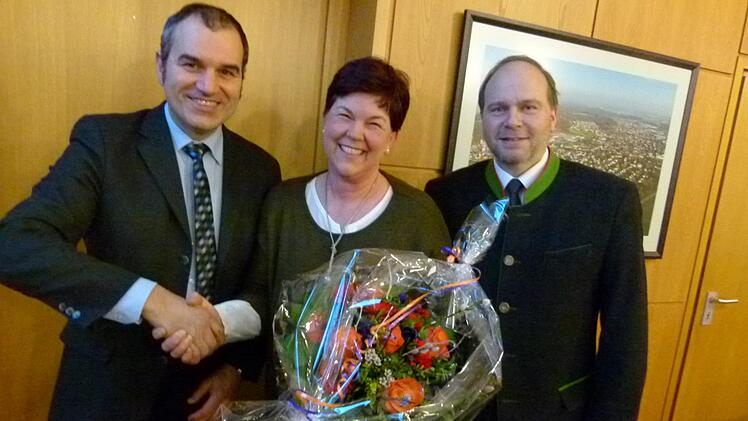 Die neue VHS-Außenstellenleiterin Amrei Renner (Mitte) wurde durch Bernd Reisenweber (rechts) und Rainer Maier (links) in ihr Amt eingeführt. Foto: Lothar Weidner