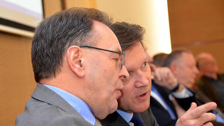 Nach 340 Tagen im Amt als Schulrat  wurde dieser Akt nun feierlich im großen Sitzungssaal des Landratsamtes auch nach außen hin offiziell begangen. Bereits im April wurde Harald Bötsch ans Schulamt abgeordnet, im Juli 2017  offiziell als Schulrat bestätigt.  Peter Rauch