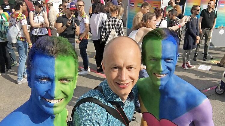 Das gibt es in Bad Kissingen nicht: Tauschreporter Ralf Ruppert beim Internationalen Tag gegen Homophobie mit Rene (links) und Daniel.