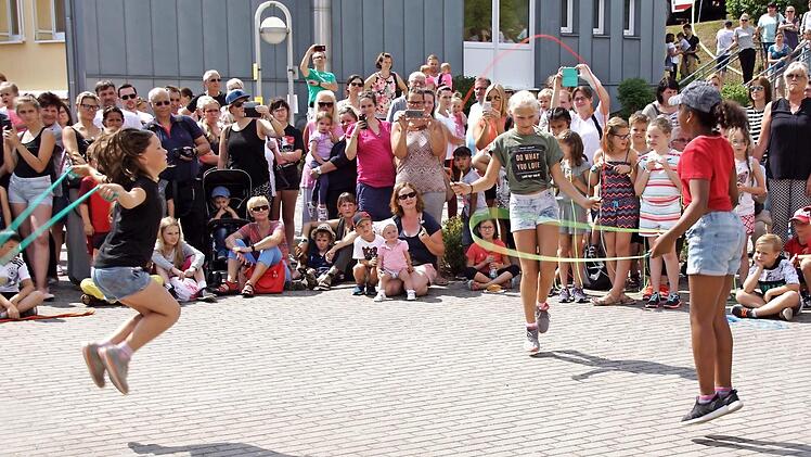 Ums Seilspringen geht es beim Projekt "Skipping Hearts" der Deutschen Herzstiftung - die Ebelsbacher Grundschüler sind dabei und zeigten, wie fit sie mit den Springseilen sind.