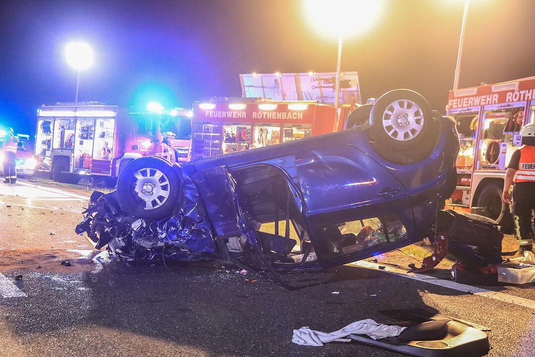 Zwei Tote, vier Schwerverletzte bei Unfall auf A3