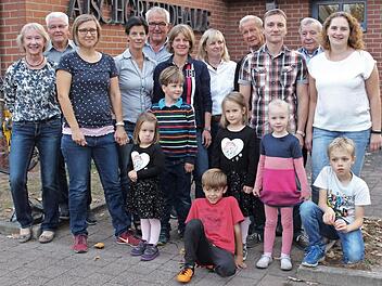 Die Familien Fix (rechts) und Nehring/Voigt (links) waren mit den meisten Familienmitgliedern angetreten. Im Bild mit den Prüfern und Werner Böcklein vom BLSV-Kreisverband (Zweiter von rechts) Foto: Evi Seeger