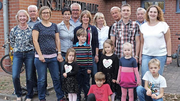 Die Familien Fix (rechts) und Nehring/Voigt (links) waren mit den meisten Familienmitgliedern angetreten. Im Bild mit den Prüfern und Werner Böcklein vom BLSV-Kreisverband (Zweiter von rechts) Foto: Evi Seeger