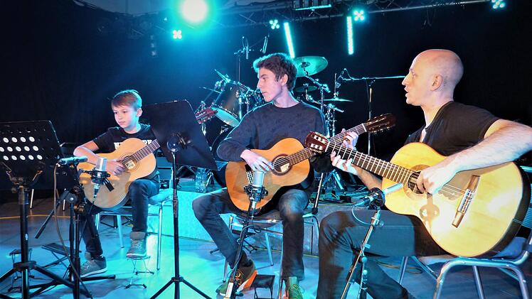 Gitarrentrio mit (von links) Daniel Targonya, Fabian Hodel und Sebastian Hümmer. V