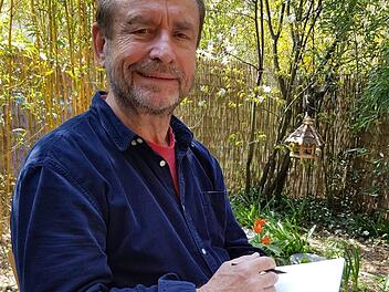 Schreibend verbindet Johannes Heiner die Liebe zur Literatur mit seiner Naturliebe. Der Autor aus Poxdorf hat einen Literaturpreis ins Leben gerufen, um der Umweltzerstörung zu begegnen.  Foto: Ekkehard Roepert