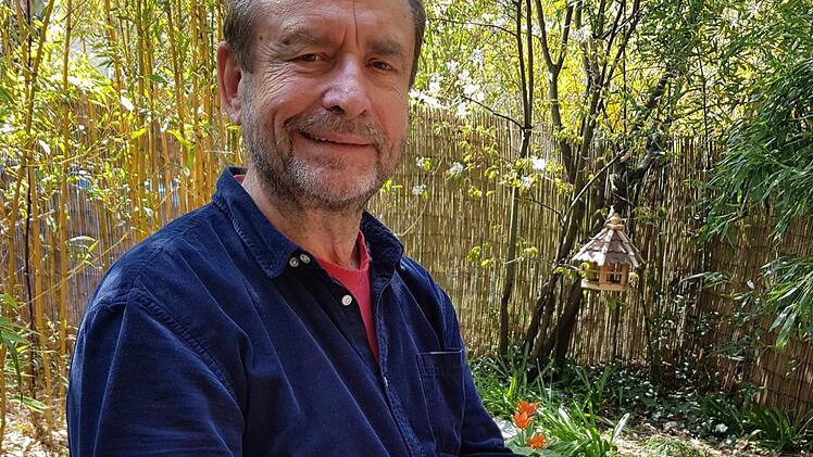 Schreibend verbindet Johannes Heiner die Liebe zur Literatur mit seiner Naturliebe. Der Autor aus Poxdorf hat einen Literaturpreis ins Leben gerufen, um der Umweltzerstörung zu begegnen.  Foto: Ekkehard Roepert