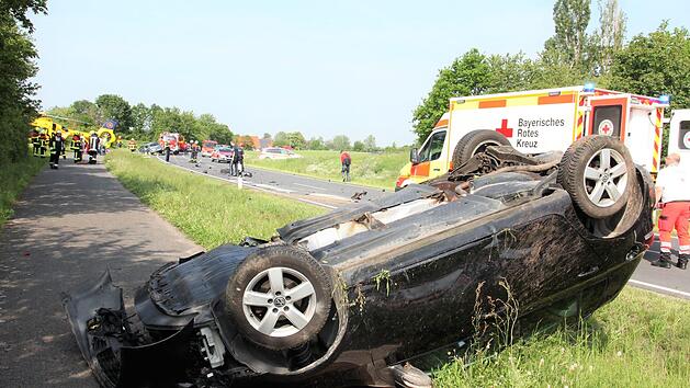 Nach Frontalzusammensto&szlig; im Kreis Ha&szlig;berge: Der Golf der 29-J&auml;hrigen landete auf dem Dach. Die Frau wurde schwer verletzt. Fotos: Michael Will/Bayerisches Rotes Kreuz