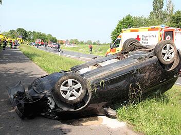 Nach Frontalzusammensto&szlig; im Kreis Ha&szlig;berge: Der Golf der 29-J&auml;hrigen landete auf dem Dach. Die Frau wurde schwer verletzt. Fotos: Michael Will/Bayerisches Rotes Kreuz