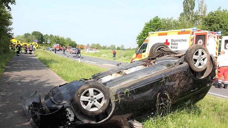 Nach Frontalzusammenstoß im Kreis Haßberge: Der Golf der 29-Jährigen landete auf dem Dach. Die Frau wurde schwer verletzt. Fotos: Michael Will/Bayerisches Rotes Kreuz