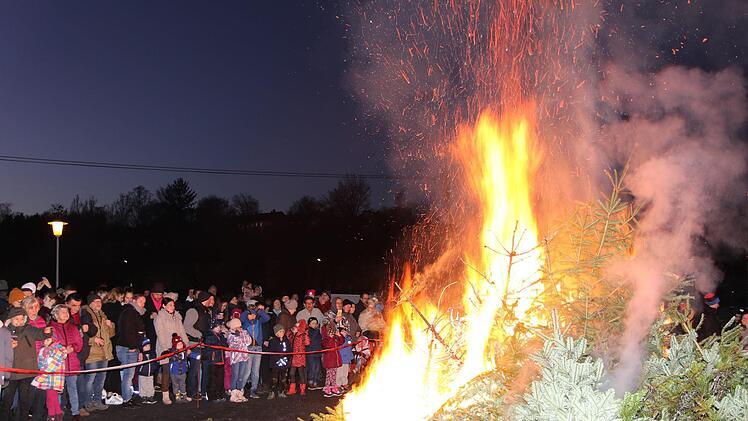 Das lodernde Feuer der Christbäume zog eine große Besucherschar an. Foto: Desombre